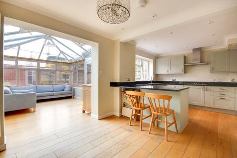 1, Oberland Court Avenue Road, Lymington, SO41 9FX