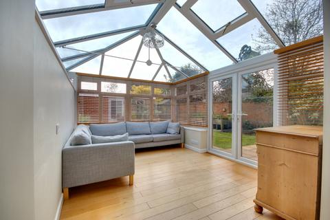 1, Oberland Court Avenue Road, Lymington, SO41 9FX