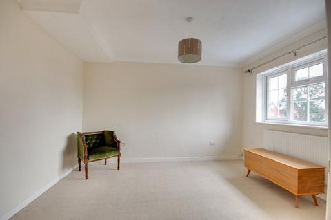 1, Oberland Court Avenue Road, Lymington, SO41 9FX