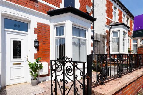 3 bedroom end of terrace house for sale, Woodlands Road, Barry