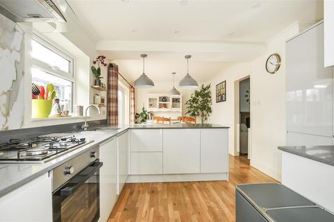 52 Stuart Way, Windsor, SL4 5NT