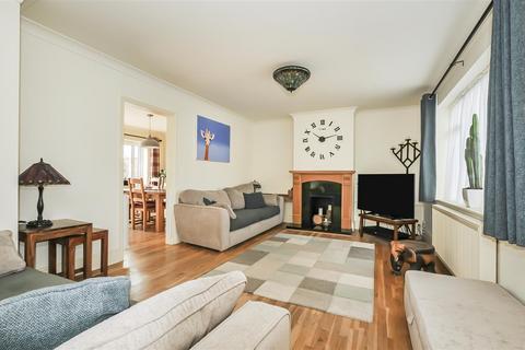 52 Stuart Way, Windsor, SL4 5NT