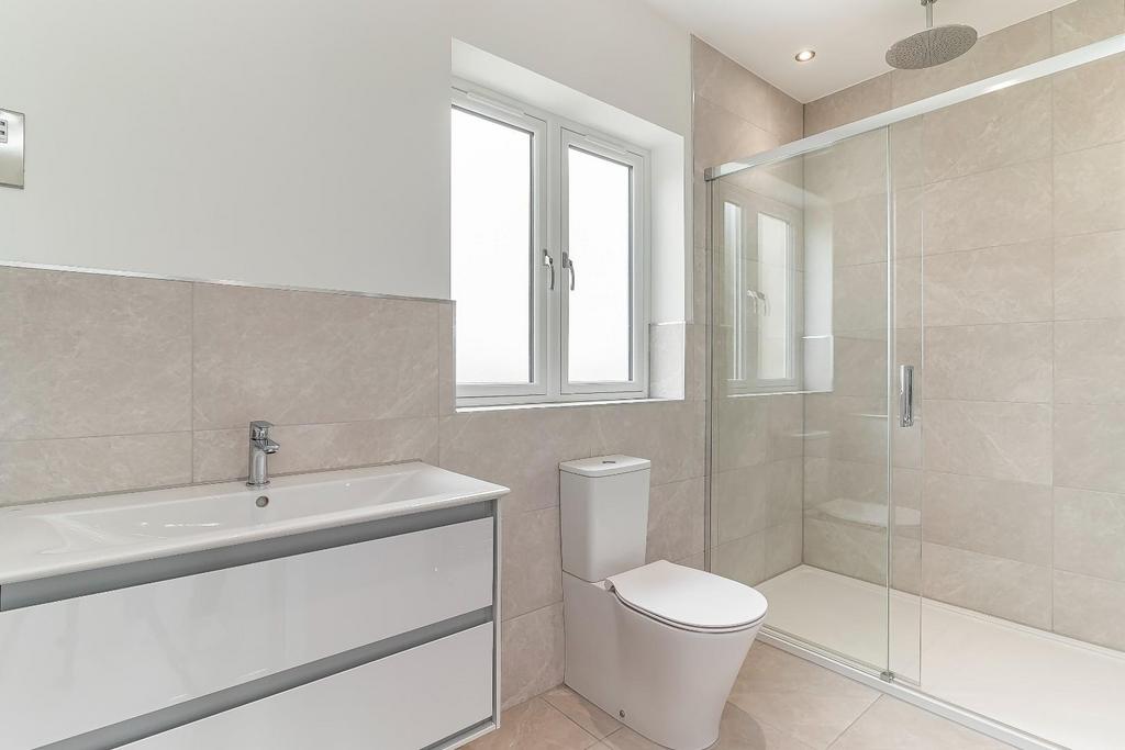 Bedroom 1 Ensuite.jpg