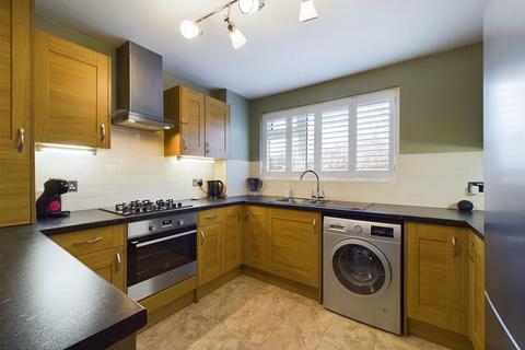 2 bedroom flat for sale - Warwick Gardens, Thames Ditton