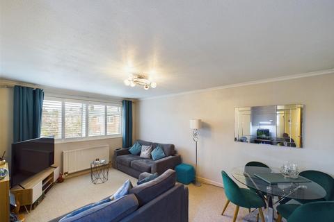 2 bedroom flat for sale, Warwick Gardens, Thames Ditton