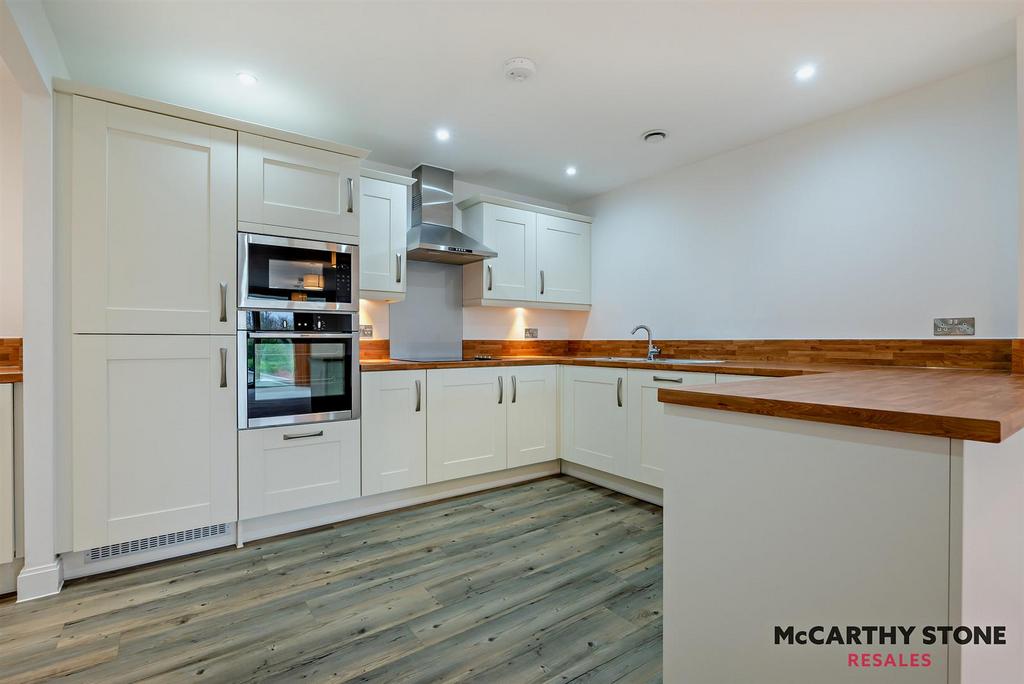 Open plan living room/kitchen