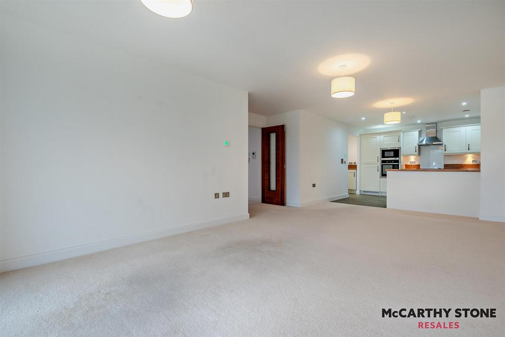 Open plan living room/kitchen