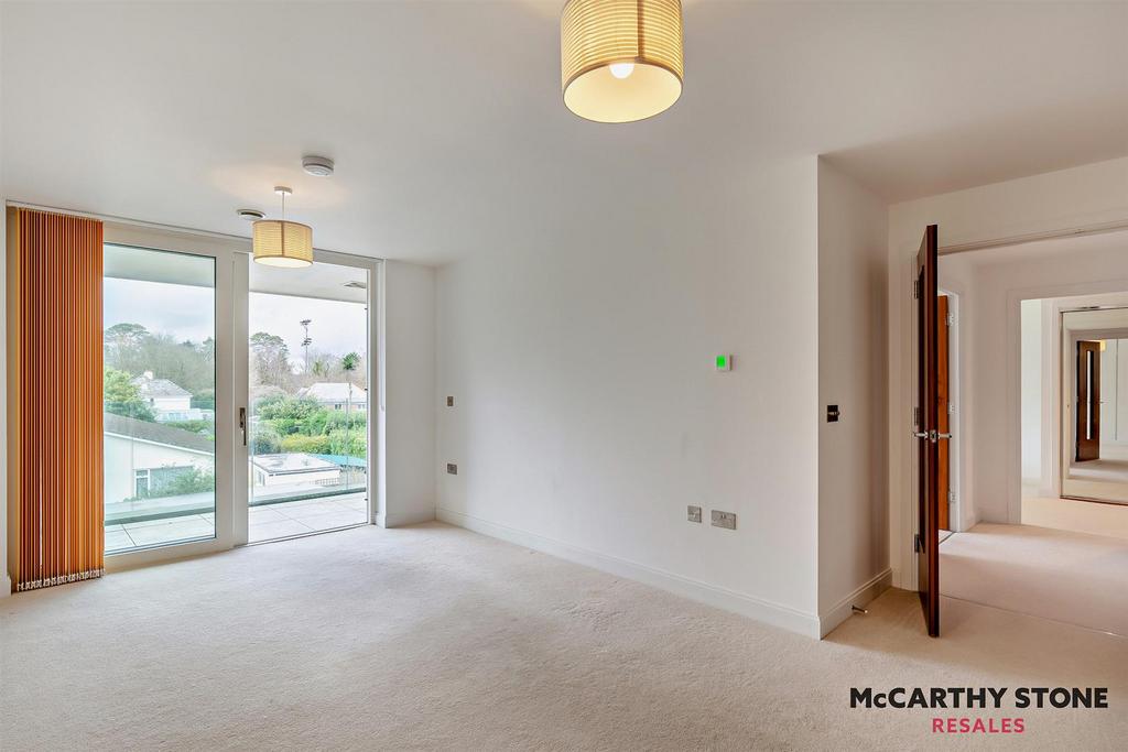 Open plan living room/kitchen