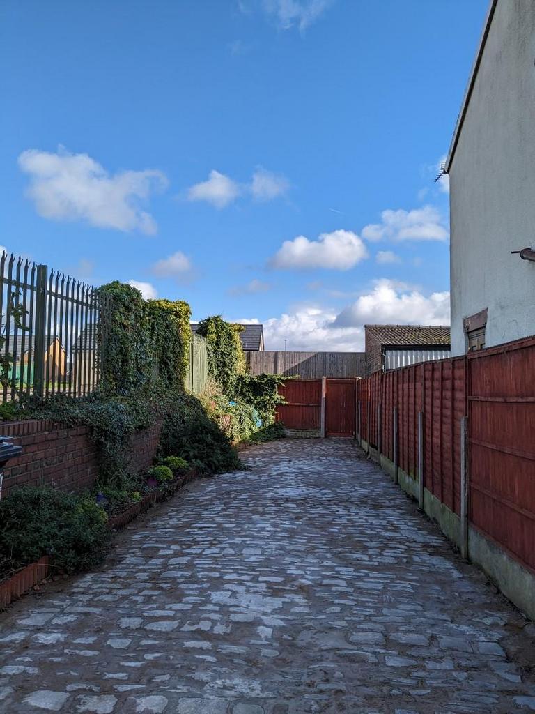 16 Barnes Road 1.jpg