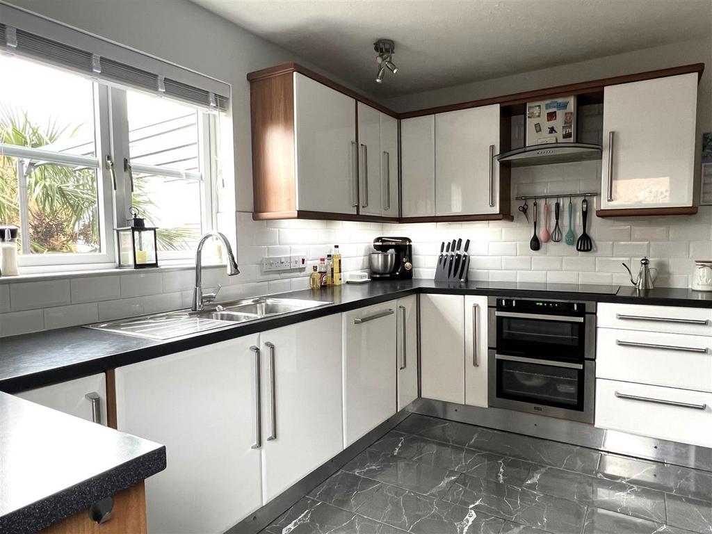 Kitchen: