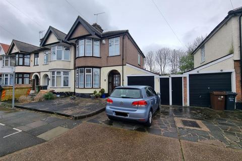 3 bedroom end of terrace house for sale, Thornhill Gardens, Barking