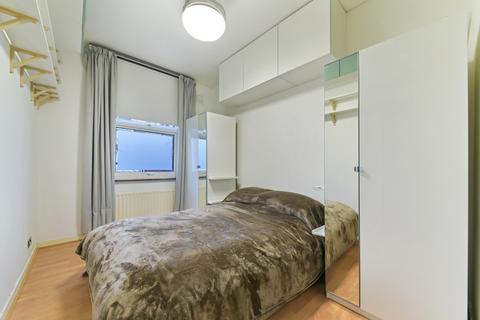 2 bedroom maisonette to rent, St John's Hill, SW11