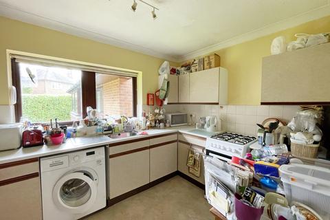 2 bedroom flat for sale - Pine Trees Court, Pine Trees, Hassocks, West Sussex, BN6 8NW