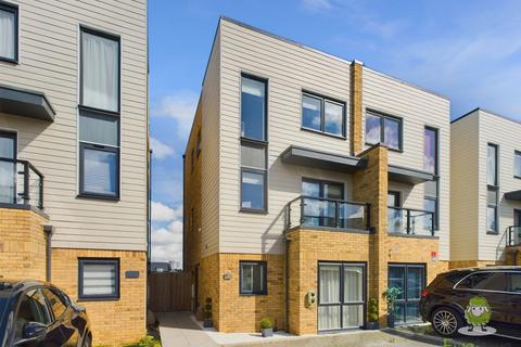 33 Bloomfields, Rainham, Gillingham, ME8 7BZ