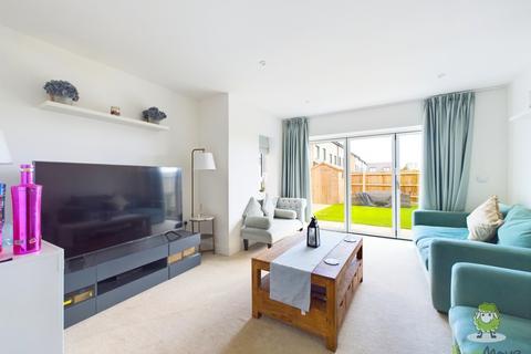 33 Bloomfields, Rainham, Gillingham, ME8 7BZ