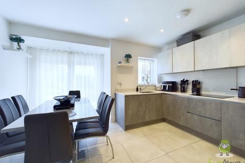 33 Bloomfields, Rainham, Gillingham, ME8 7BZ