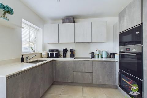 33 Bloomfields, Rainham, Gillingham, ME8 7BZ
