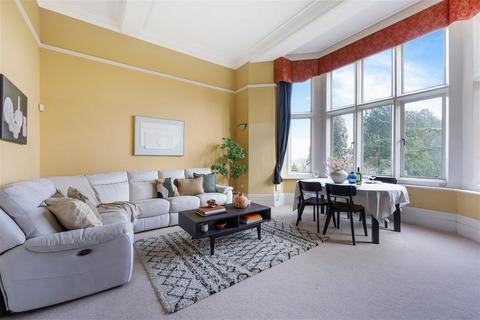 2 bedroom flat for sale, Royal Earlswood Park, Redhill RH1