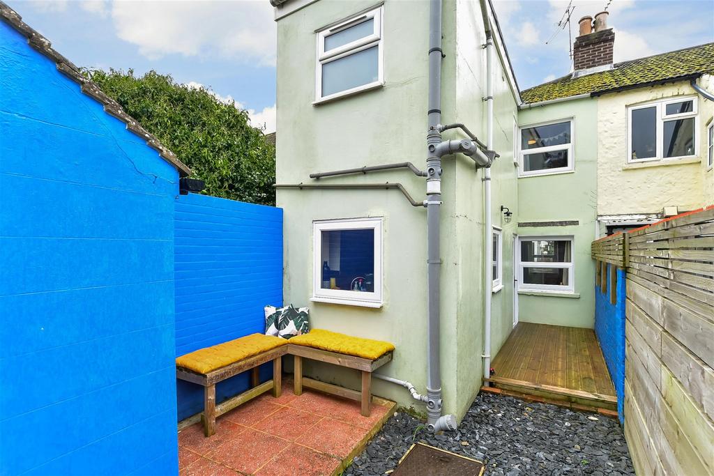 Wick Street, Littlehampton, West Sussex 2 bed end of terrace house for