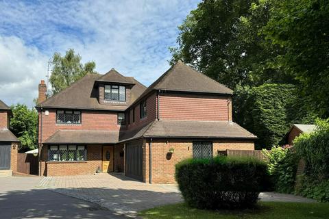 5 bedroom detached house for sale, Ashtead Village