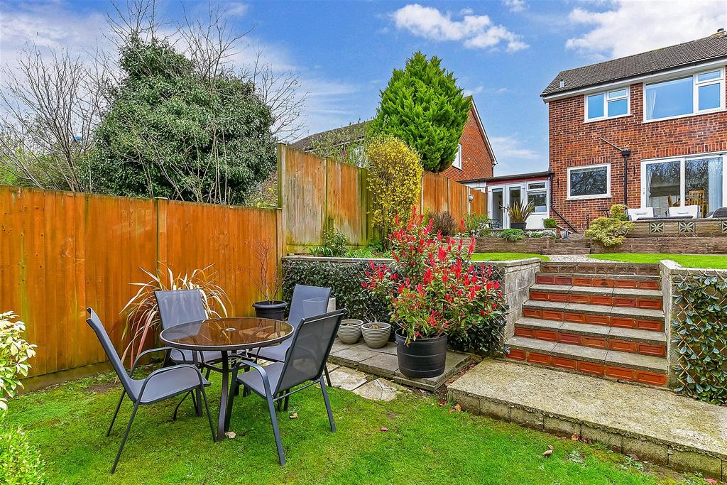 Rough Common, Canterbury, Kent 3 bed semidetached house for sale £