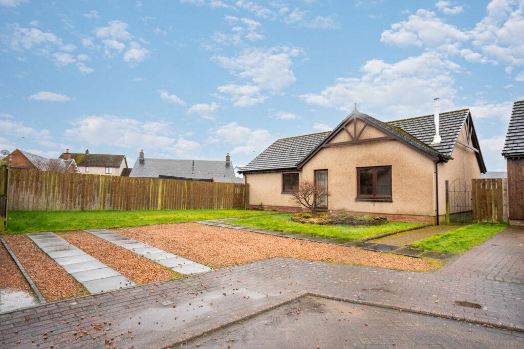 5 Park Grove, Spittalfield, Perth... 3 bed bungalow for sale £210,000