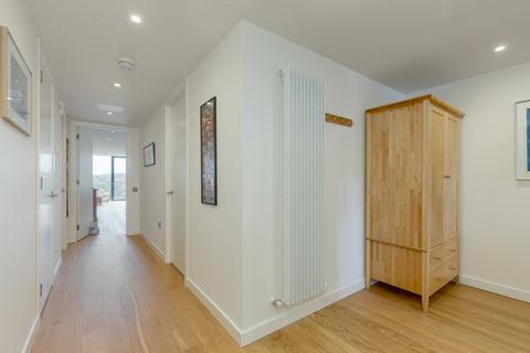 3 bedroom flat for sale, Flat 20, 18 Simpson Loan, Edinburgh EH3 9GB