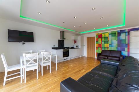 4 bedroom flat to rent, Falconars Court, Newcastle upon Tyne NE1