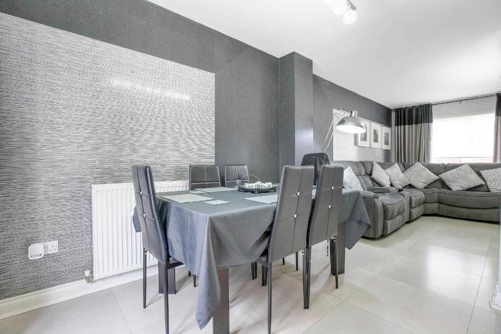 Lounge/Dining Area
