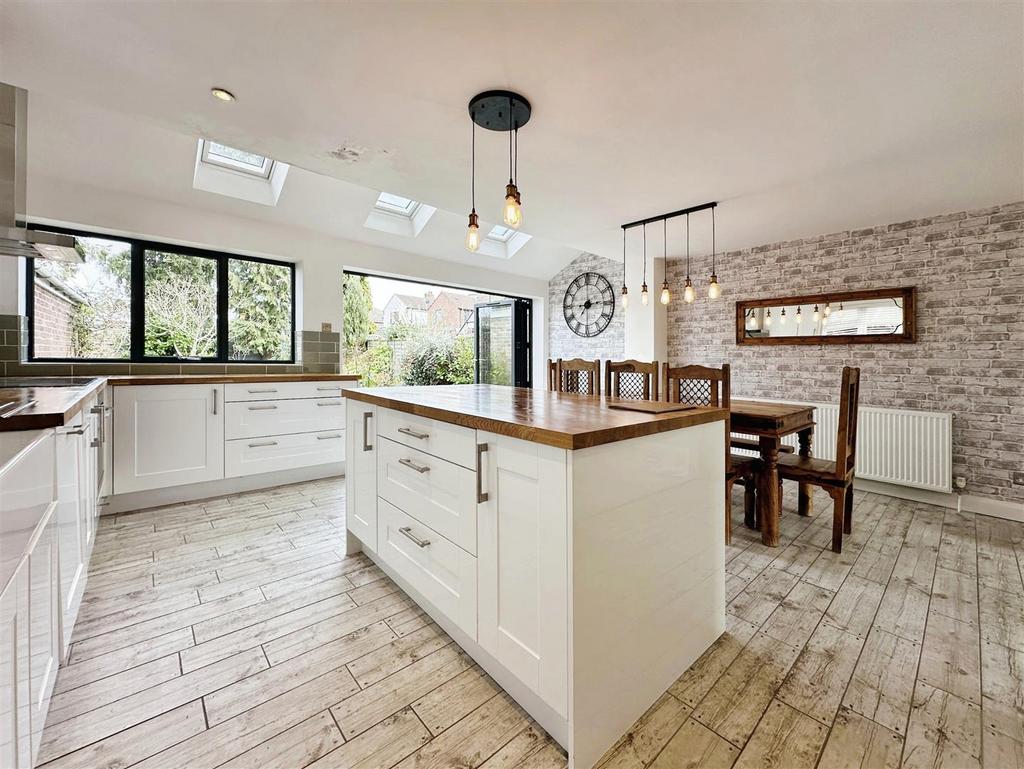 Landor Road, Whitnash, Leamington Spa 3 bed detached house for sale £