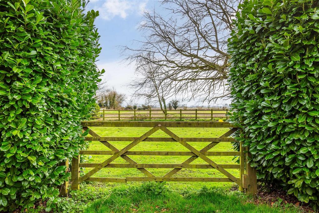 Side access to gardens