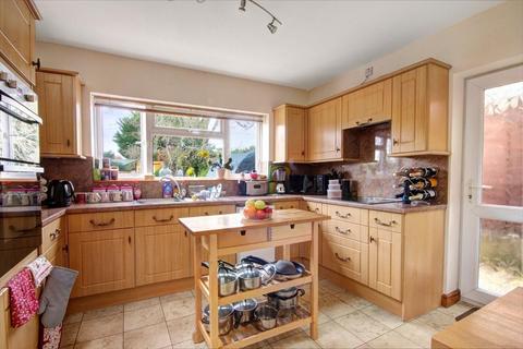 4 bedroom semi-detached house for sale, Elm Road, Evesham