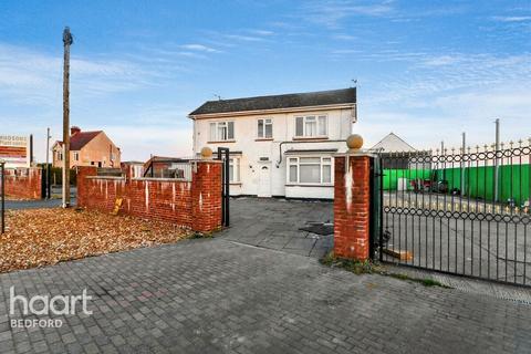 4 bedroom detached house to rent, Bedford Road, Bedford