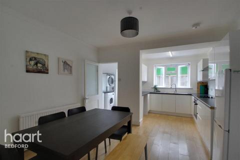 4 bedroom detached house to rent, Bedford Road, Bedford