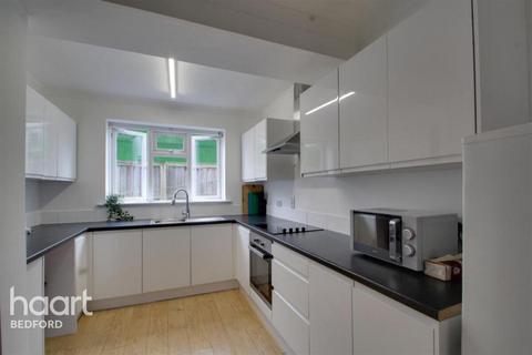 4 bedroom detached house to rent, Bedford Road, Bedford