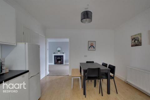 4 bedroom detached house to rent, Bedford Road, Bedford