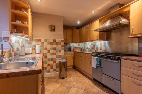 4 bedroom end of terrace house for sale, 39 Milnthorpe Road
