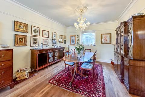 33 The Drive, Wraysbury, Staines, TW19 5ES