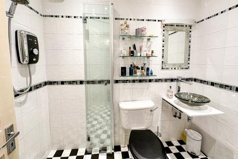 33 The Drive, Wraysbury, Staines, TW19 5ES