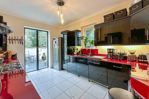 33 The Drive, Wraysbury, Staines, TW19 5ES