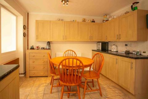 3 bedroom semi-detached house for sale, Whitfield Avenue, Pickering