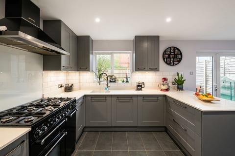 43 Abinger Drive, Redhill, RH1 6SZ