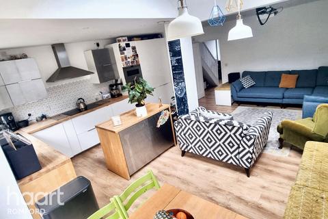 11 Recreation Avenue, Romford, RM7 9ET