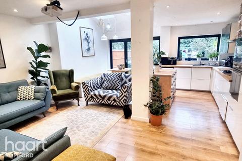 11 Recreation Avenue, Romford, RM7 9ET