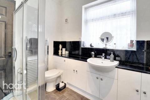 2 bedroom bungalow to rent, Cumberland Avenue, Southend-on-sea