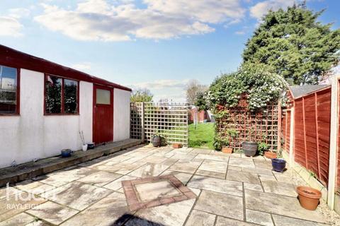 2 bedroom bungalow to rent, Cumberland Avenue, Southend-on-sea
