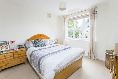 1 bedroom flat to rent, Peregrine Court, Streatham, London, SW16