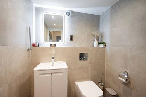 3 bedroom end of terrace house to rent, Worple Road, Raynes Park, London, SW20