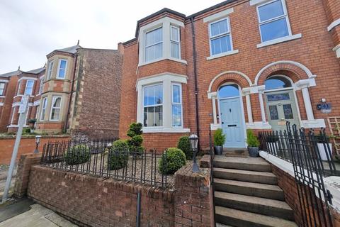 4 bedroom end of terrace house for sale - Etterby Street, Carlisle