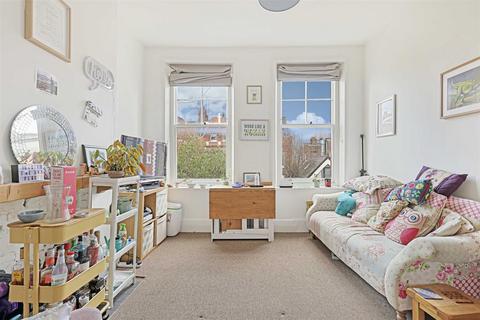 2 bedroom flat to rent, Hillfield Avenue, London N8